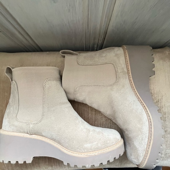 Dolce Vita pull on Suede Chelsea Ankle Boots in Taupe nude lug sole size 8 - Picture 5 of 9